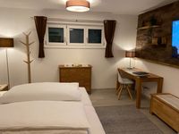 Haus Langweid - Ferienwohnung Aurelia Schlafzimmer abends mit Schreibtisch